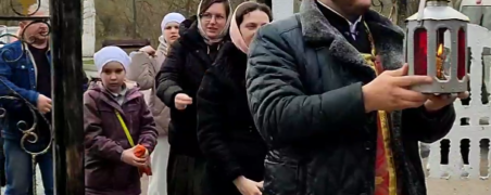 Благодатный огонь в храме Тихвинской иконы Божией Матери